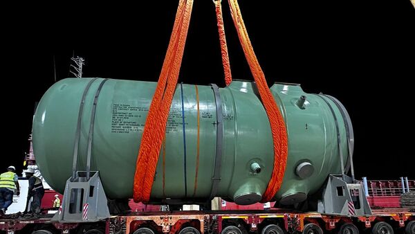وصول وعاء ضغط المفاعل الخاص بالوحدة النووية الأولى من روسيا إلى ميناء الضبعة التخصصي بمصر - سبوتنيك عربي