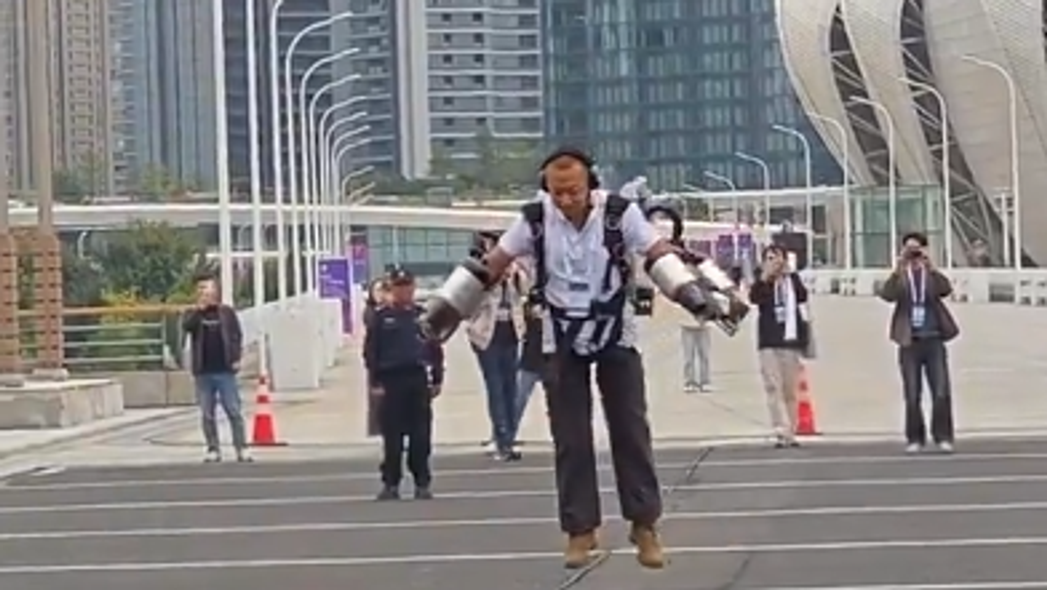 ابتكار جديد...حقيبة طائرة تحمل الإنسان وتحلق بسرعة فائقة ..فيديو