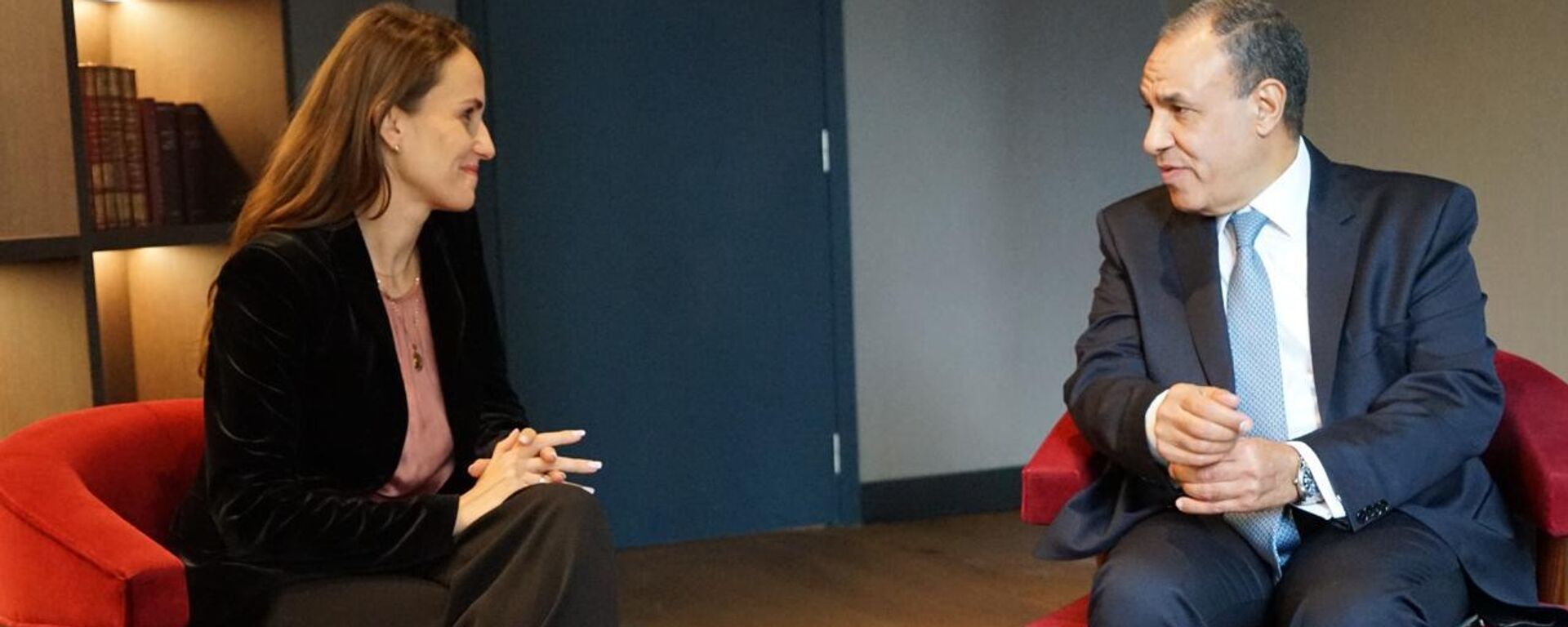 وزير الخارجية المصري، بدر عبد العاطي يلتقي أوانا تسويو وزيرة الخارجية الرومانية، على هامش مشاركته في أعمال قمة مصر والاتحاد الأوروبي التي استضافتها العاصمة البلجيكية بروكسل - سبوتنيك عربي, 1920, 25.10.2025