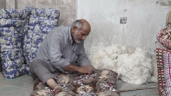 الندافة في العراق.. حكاية مهنة تتوارثها الأيدي وتغيبها الآلات