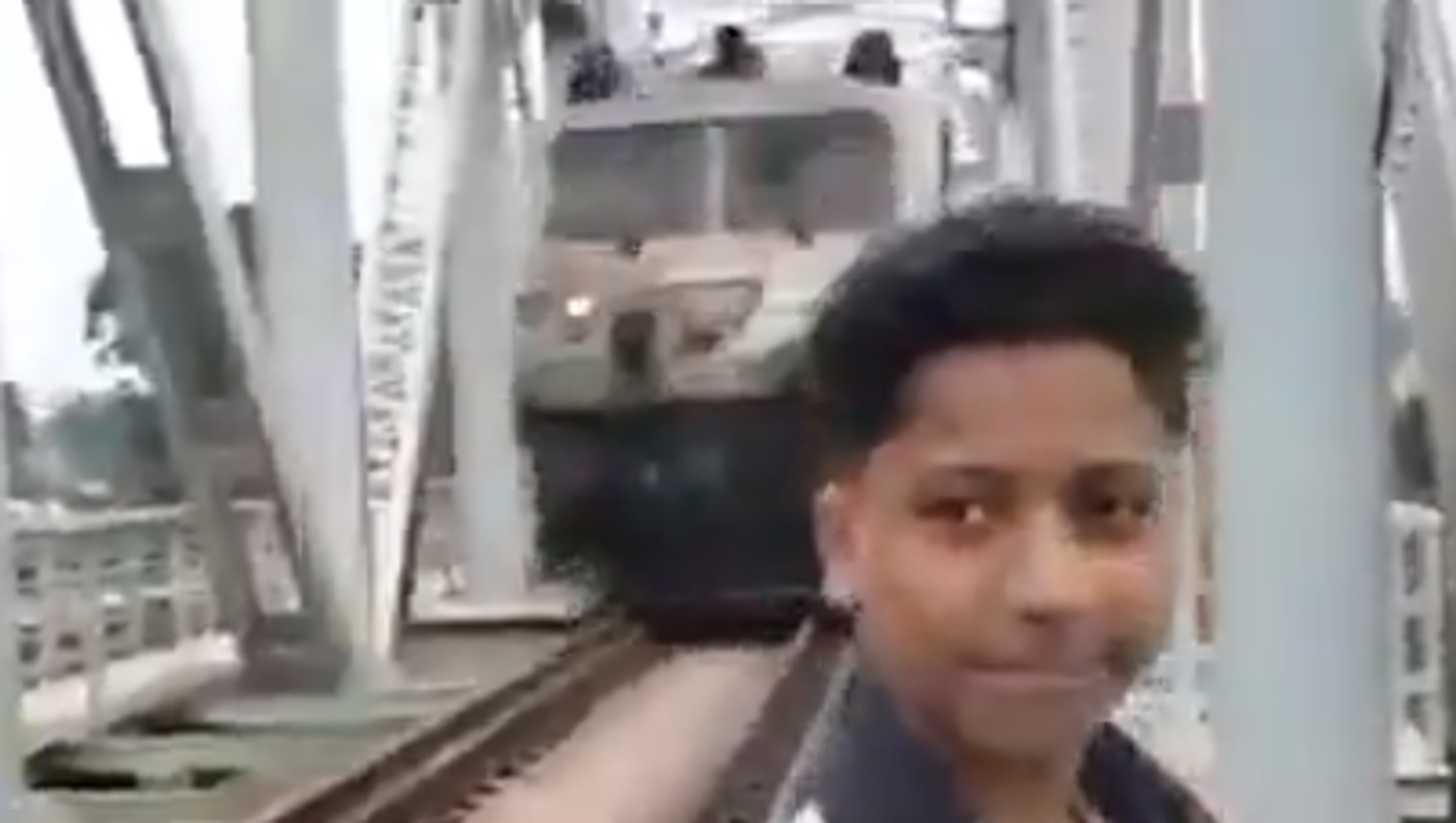 تصوير ريل ينتهي بفاجعة على سكة قطار تصوير ريل ينتهي بفاجعة على سكة قطار - سبوتنيك عربي, 1920, 25.10.2025