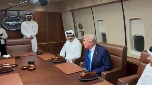 الرئيس الامريكي ترامب يلتقي أمير قطر الشيخ تميم بن حمد آل ثاني، على متن الطائرة الرئاسية في الدوحة. - سبوتنيك عربي