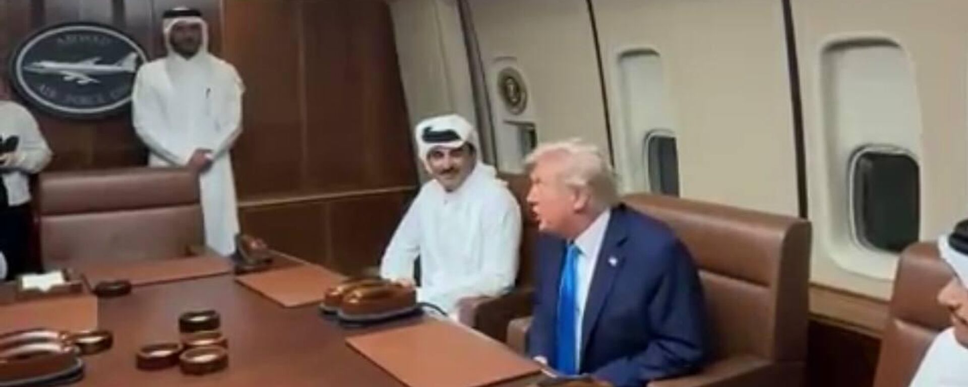 الرئيس الامريكي ترامب يلتقي أمير قطر الشيخ تميم بن حمد آل ثاني، على متن الطائرة الرئاسية في الدوحة. - سبوتنيك عربي, 1920, 25.10.2025