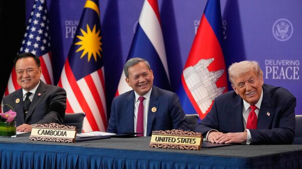 الرئيس الأمريكي، دونالد ترامب، برفقة رئيس الوزراء الكمبودي، هون مانيت، ورئيس الوزراء التايلاندي، أنوتين تشارنفيراكول، خلال حفل التوقيع على هامش قمة رابطة دول جنوب شرق آسيا في كوالالمبور، ماليزيا، 26 أكتوبر/ تشرين الأول 2025 - سبوتنيك عربي