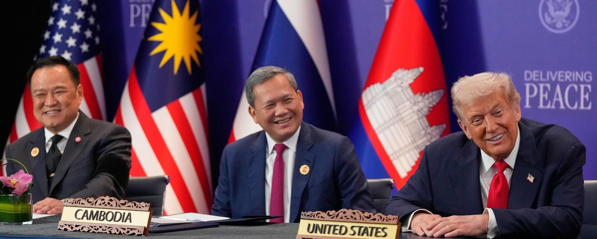 الرئيس الأمريكي، دونالد ترامب، برفقة رئيس الوزراء الكمبودي، هون مانيت، ورئيس الوزراء التايلاندي، أنوتين تشارنفيراكول، خلال حفل التوقيع على هامش قمة رابطة دول جنوب شرق آسيا في كوالالمبور، ماليزيا، 26 أكتوبر/ تشرين الأول 2025 الرئيس الأمريكي، دونالد ترامب، برفقة رئيس الوزراء الكمبودي، هون مانيت، ورئيس الوزراء التايلاندي، أنوتين تشارنفيراكول، خلال حفل التوقيع على هامش قمة رابطة دول جنوب شرق آسيا في كوالالمبور، ماليزيا، 26 أكتوبر/ تشرين الأول 2025 - سبوتنيك عربي, 1920, 26.10.2025