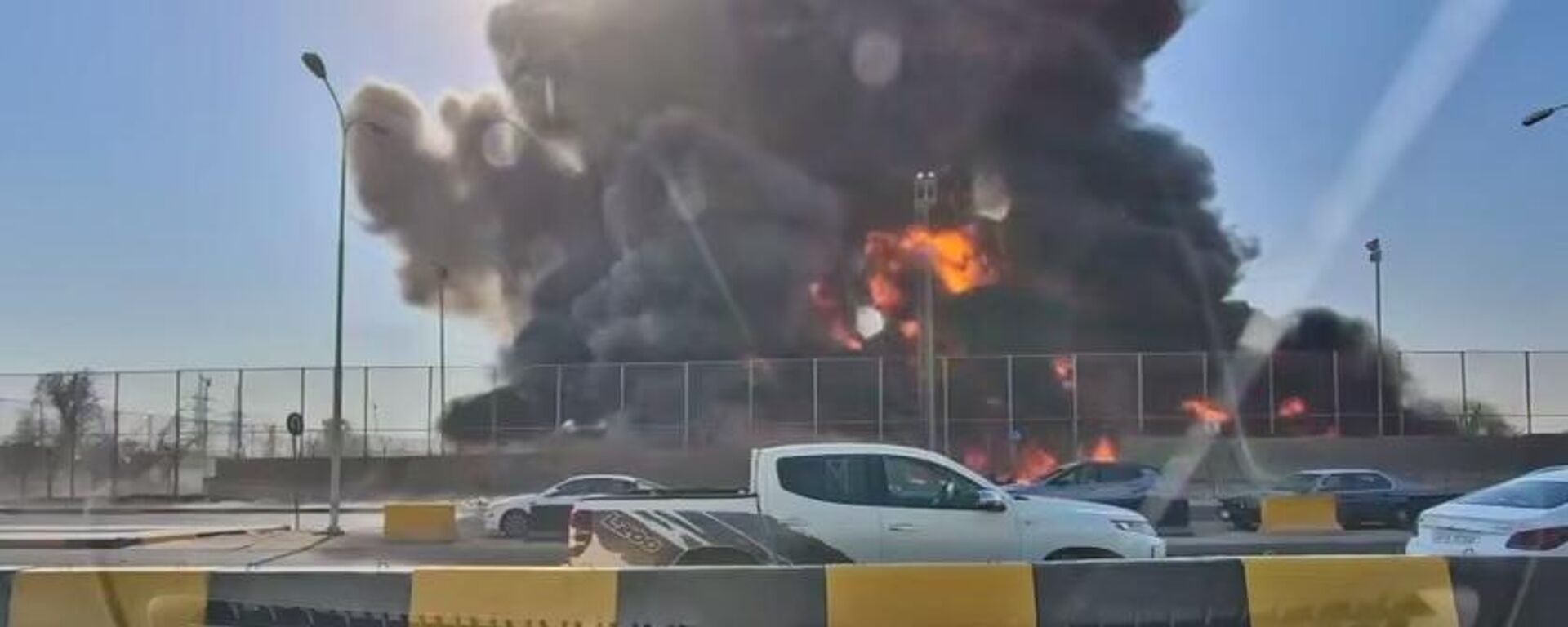  لقطة متداولة لانفجار كبير واندلاع حريق ضخم بمستودع للنفط غربي البصرة، العراق، 26 أكتوبر/ تشرين الأول 2025 - سبوتنيك عربي, 1920, 26.10.2025