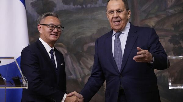 وزير الخارجية الروسي سيرغي لافروف، ووزير خارجية لاوس ثونغسافانه فومفيهان خلال مؤتمر صحفي مشترك عقب اجتماعهما في موسكو - سبوتنيك عربي