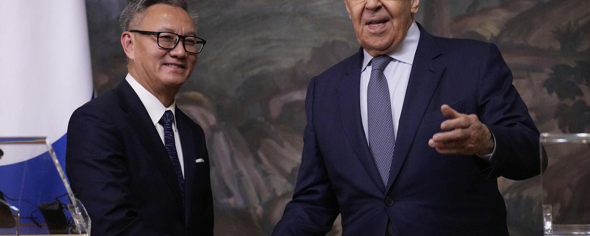 وزير الخارجية الروسي سيرغي لافروف، ووزير خارجية لاوس ثونغسافانه فومفيهان خلال مؤتمر صحفي مشترك عقب اجتماعهما في موسكو - سبوتنيك عربي, 1920, 26.10.2025