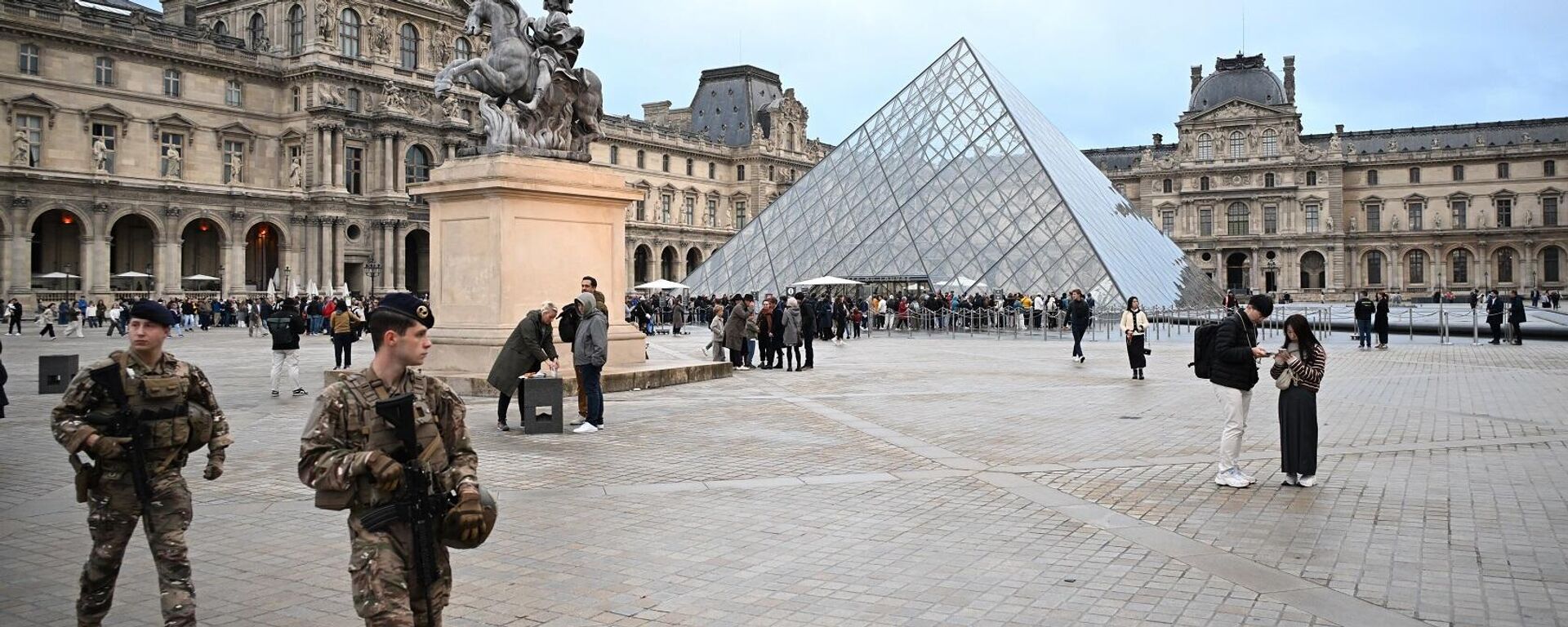 جنود فرنسيون يقومون بدوريات في محيط متحف اللوفر، بينما يصطف الناس في طوابير لمحاولة دخوله بعد تعرضه لعملية سرقة، 20 أكتوبر/ تشرين الأول 2025 - سبوتنيك عربي, 1920, 26.10.2025