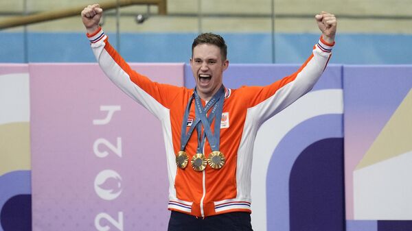 يظهر هاري لافريسن من هولندا مع الميداليات الذهبية في سباق كيرين للرجال - سبوتنيك عربي