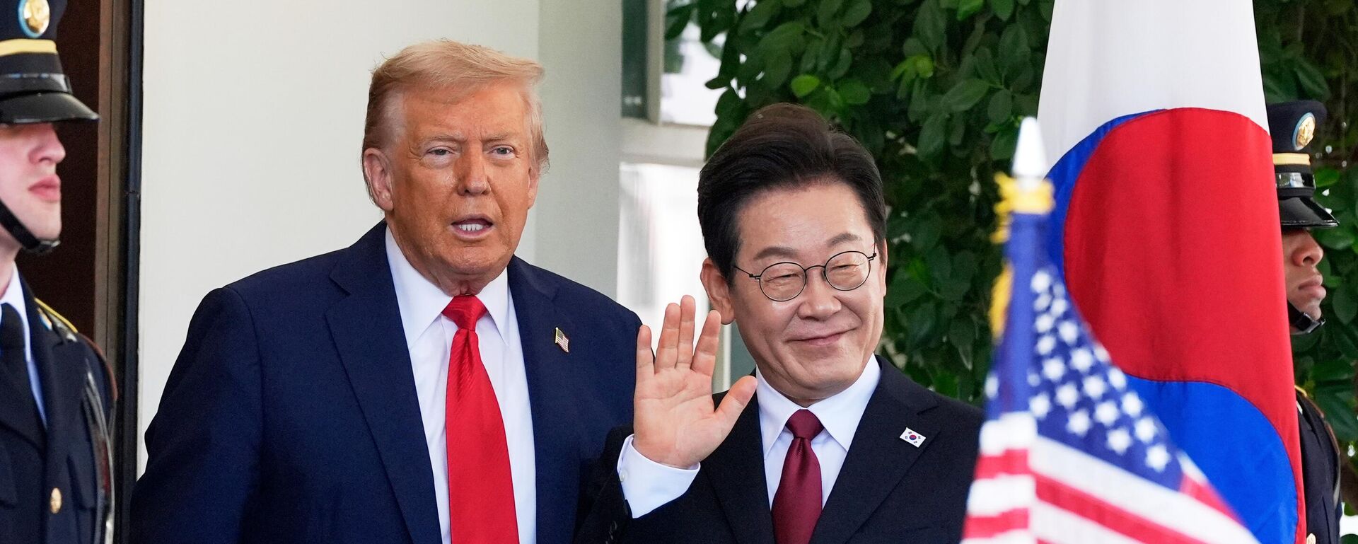 الرئيس دونالد ترامب (يسار) يستقبل الرئيس الكوري الجنوبي لي جاي ميونغ لدى وصوله إلى البيت الأبيض في 25 أغسطس/آب 2025، في واشنطن - سبوتنيك عربي, 1920, 27.10.2025
