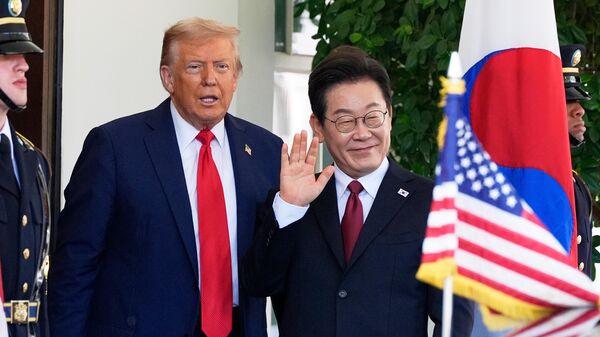 الرئيس دونالد ترامب (يسار) يستقبل الرئيس الكوري الجنوبي لي جاي ميونغ لدى وصوله إلى البيت الأبيض في 25 أغسطس/آب 2025، في واشنطن - سبوتنيك عربي