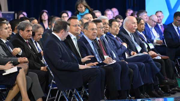 وزير خارجية بيلاروسيا سيرغي ألينيك ووزير الخارجية المجري بيتر سيارتو، ووزير الخارجية الروسي سيرغي لافروف (في المؤتمر الدولي الرفيع المستوى الأمن الأوراسي: الواقع والآفاق في عالم متغير في مينسك. - سبوتنيك عربي