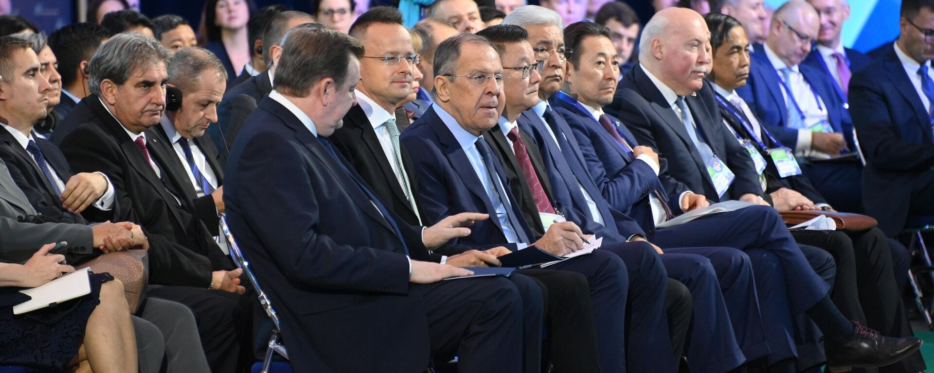 وزير خارجية بيلاروسيا سيرغي ألينيك ووزير الخارجية المجري بيتر سيارتو، ووزير الخارجية الروسي سيرغي لافروف (في المؤتمر الدولي الرفيع المستوى الأمن الأوراسي: الواقع والآفاق في عالم متغير في مينسك. - سبوتنيك عربي, 1920, 27.10.2025