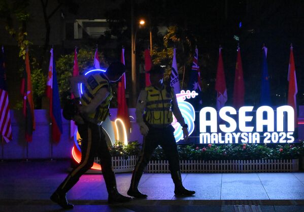 ضباط الشرطة في مركز المعارض في كوالالمبور، حيث تقام القمة الـ47 لرابطة دول جنوب شرق آسيا في ماليزيا - سبوتنيك عربي