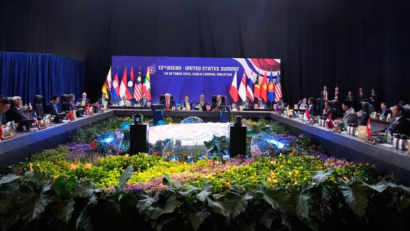 الرئيس الأمريكي، دونالد ترامب، يلقي كلمة في جلسة عمل لقمة رابطة دول جنوب شرق آسيا في ماليزيا - سبوتنيك عربي