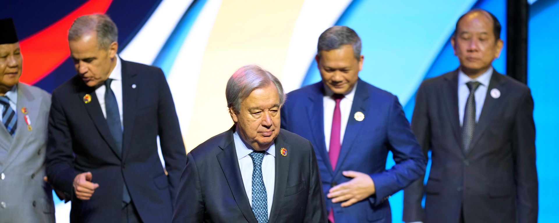الأمين العام للأمم المتحدة أنطونيو غوتيريش، في الوسط، يمشي خلال حفل افتتاح القمة الـ47 لرابطة دول جنوب شرق آسيا في ماليزيا - سبوتنيك عربي, 1920, 22.09.2026