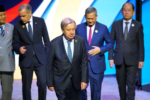 الأمين العام للأمم المتحدة، أنطونيو غوتيريش، في الوسط، يمشي خلال حفل افتتاح القمة الـ47 لرابطة دول جنوب شرق آسيا في ماليزيا - سبوتنيك عربي