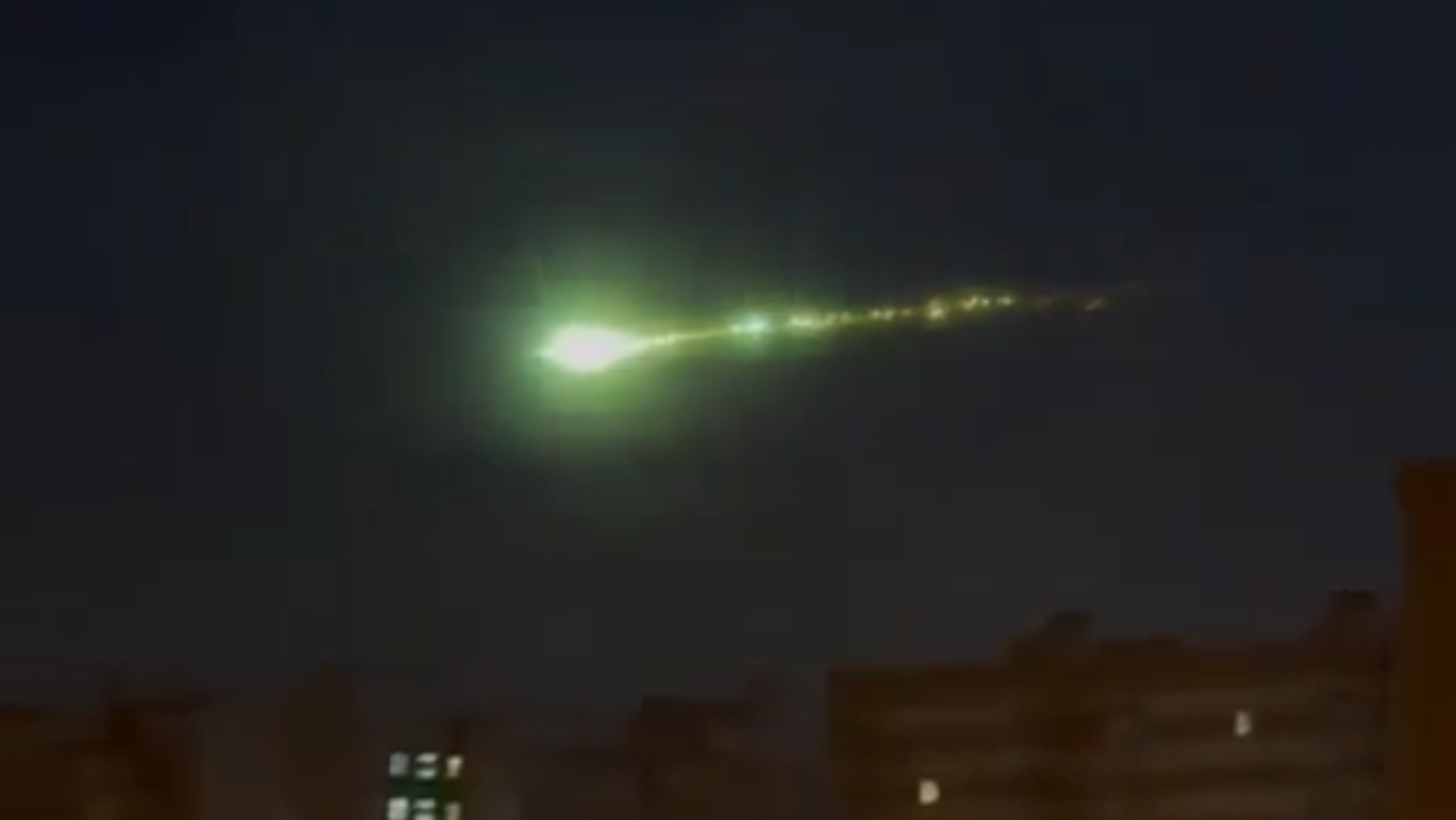 جسم مضيء يظهر في سماء موسكو ويثير الجدل جسم مضيء يظهر في سماء موسكو ويثير الجدل - سبوتنيك عربي, 1920, 27.10.2025