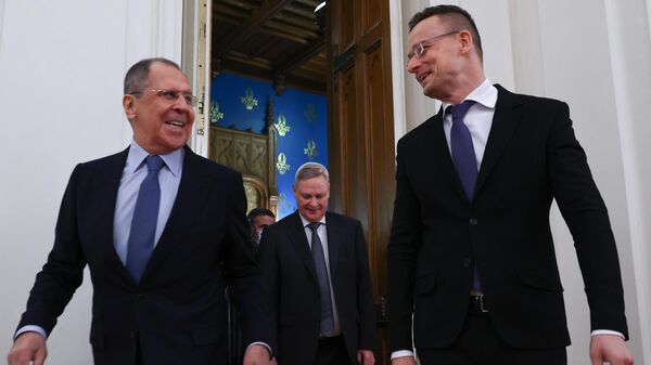 وزير الخارجية الروسي سيرغي لافروف، ، مع نظيره المجري بيتر سيارتو - سبوتنيك عربي