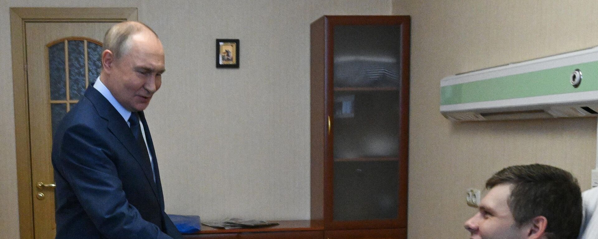 الرئيس الروسي فلاديمير بوتين بزيارة مستشفى ماندريكا العسكري. - سبوتنيك عربي, 1920, 29.10.2025