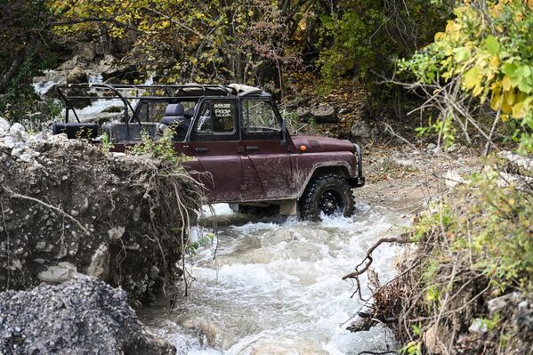 سيارة عند شلال دجور-دجور في جمهورية القرم الروسية. سيارة عند شلال دجور-دجور في جمهورية القرم الروسية. - سبوتنيك عربي