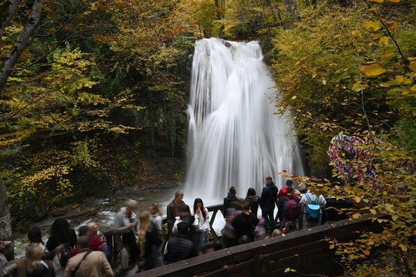 سياح يقفون عند شلال دجور-دجور في جمهورية القرم الروسية. سياح يقفون عند شلال دجور-دجور في جمهورية القرم الروسية. - سبوتنيك عربي