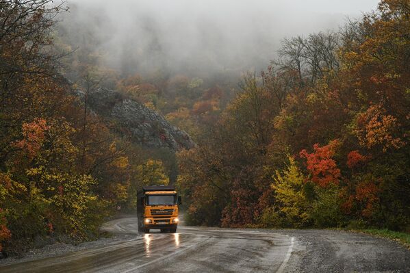 سيارة تعبر الطريق في منطقة سوداك في جمهورية القرم الروسية. سيارة تعبر الطريق في منطقة سوداك في جمهورية القرم الروسية. - سبوتنيك عربي