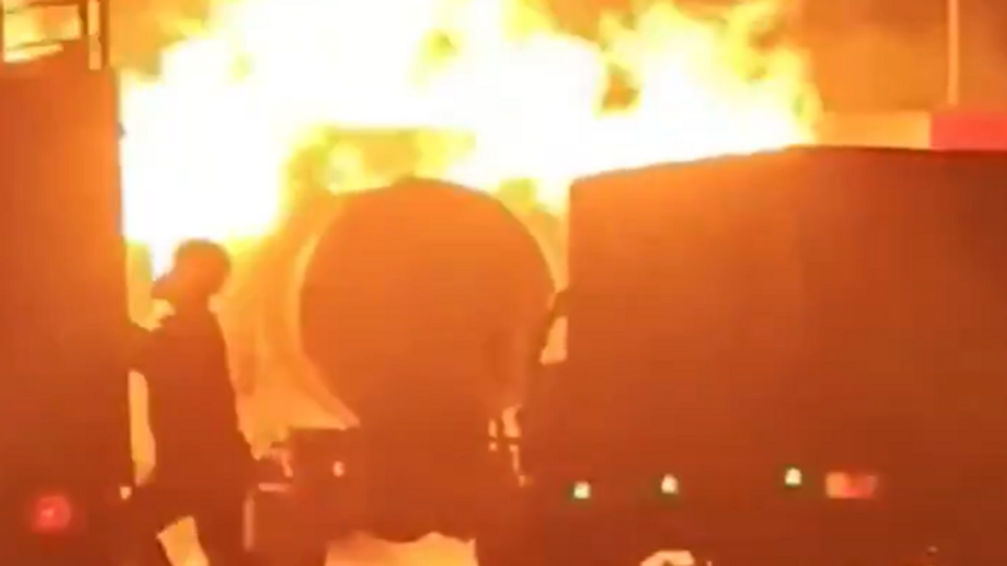 حريق ضخم بسبب انفجار صهريج غاز في فيتنام ...فيديو