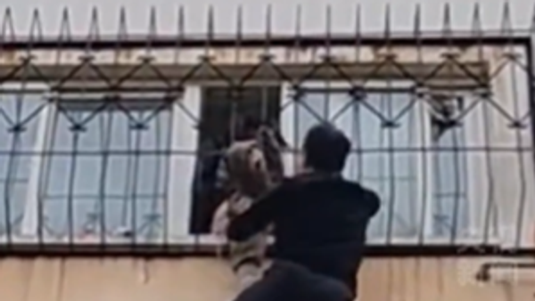 في مشهد مؤثر...عامل توصيل يتسلق مبنى لانقاذ طفل عالق - سبوتنيك عربي