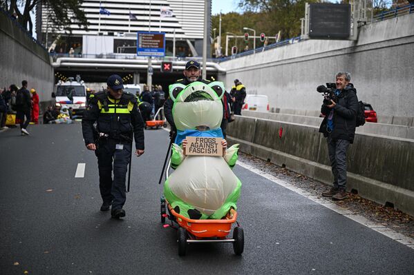  ناشطون من حركة "تمرد الانقراض" يغلقون جزءًا من الطريق السريع A12 قرب لاهاي، عشية الانتخابات، مطالبين الحكومة المقبلة بتطبيق سياسات مناخية أكثر حزمًا والتخلي عما يصفونه بسياسات "النسخ واللصق" المتكررة التي انتهجتها الإدارات الهولندية السابقة. - سبوتنيك عربي