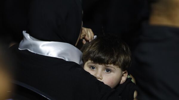 بعد خمس عشرة ساعة تحت الأنقاض... قصة نجاة الطفل علي خليفة من غارة الصرفند - سبوتنيك عربي