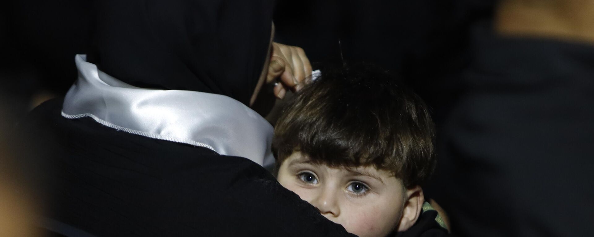 بعد خمس عشرة ساعة تحت الأنقاض... قصة نجاة الطفل علي خليفة من غارة الصرفند - سبوتنيك عربي, 1920, 31.10.2025