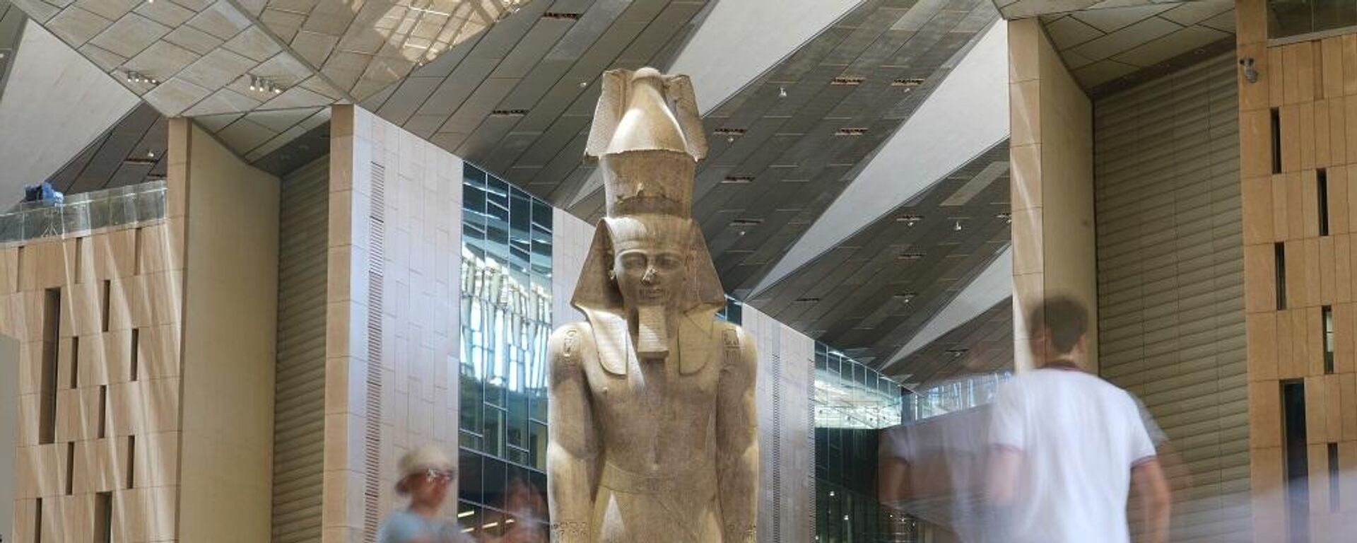 السائحون يشاهدون التمثال الضخم للملك رمسيس الثاني داخل المتحف المصري الكبير، 23 مايو/ أيار 2025 - سبوتنيك عربي, 1920, 30.10.2025
