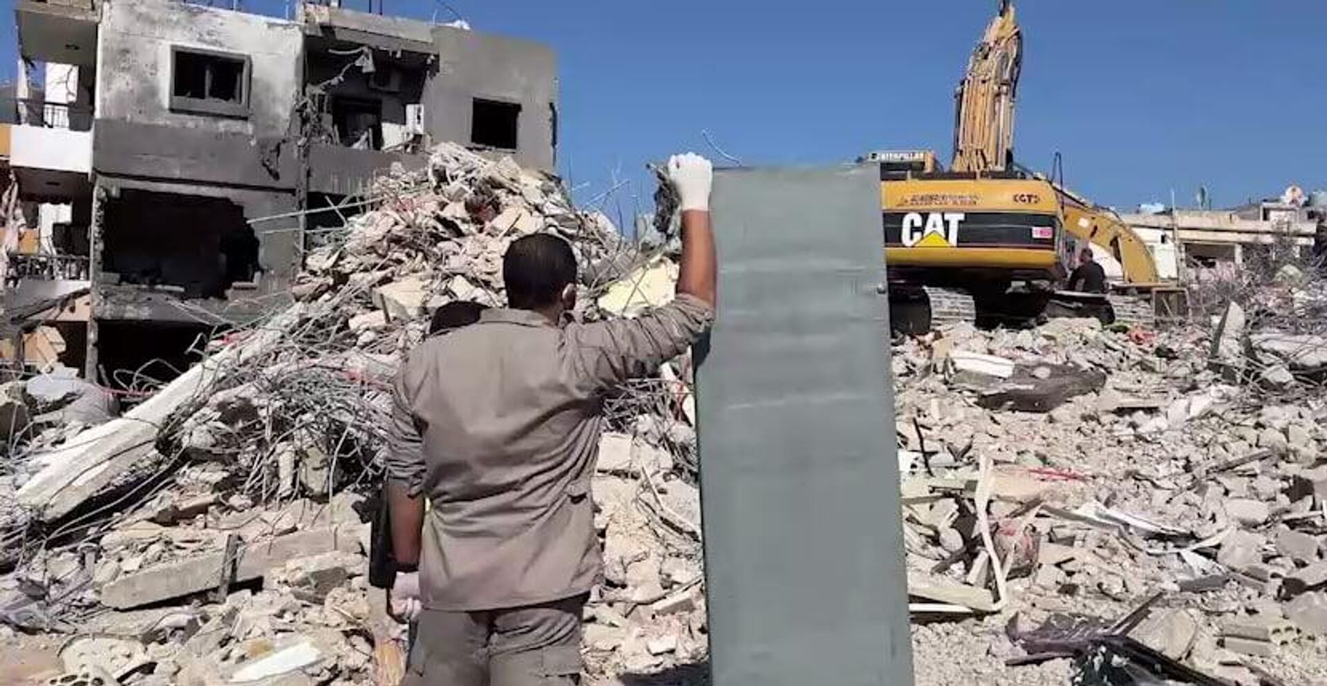 بعد خمس عشرة ساعة تحت الأنقاض... قصة نجاة الطفل علي خليفة من غارة الصرفند جنوبي لبنان بعد خمس عشرة ساعة تحت الأنقاض... قصة نجاة الطفل علي خليفة من غارة الصرفند جنوبي لبنان - سبوتنيك عربي, 1920, 30.10.2025