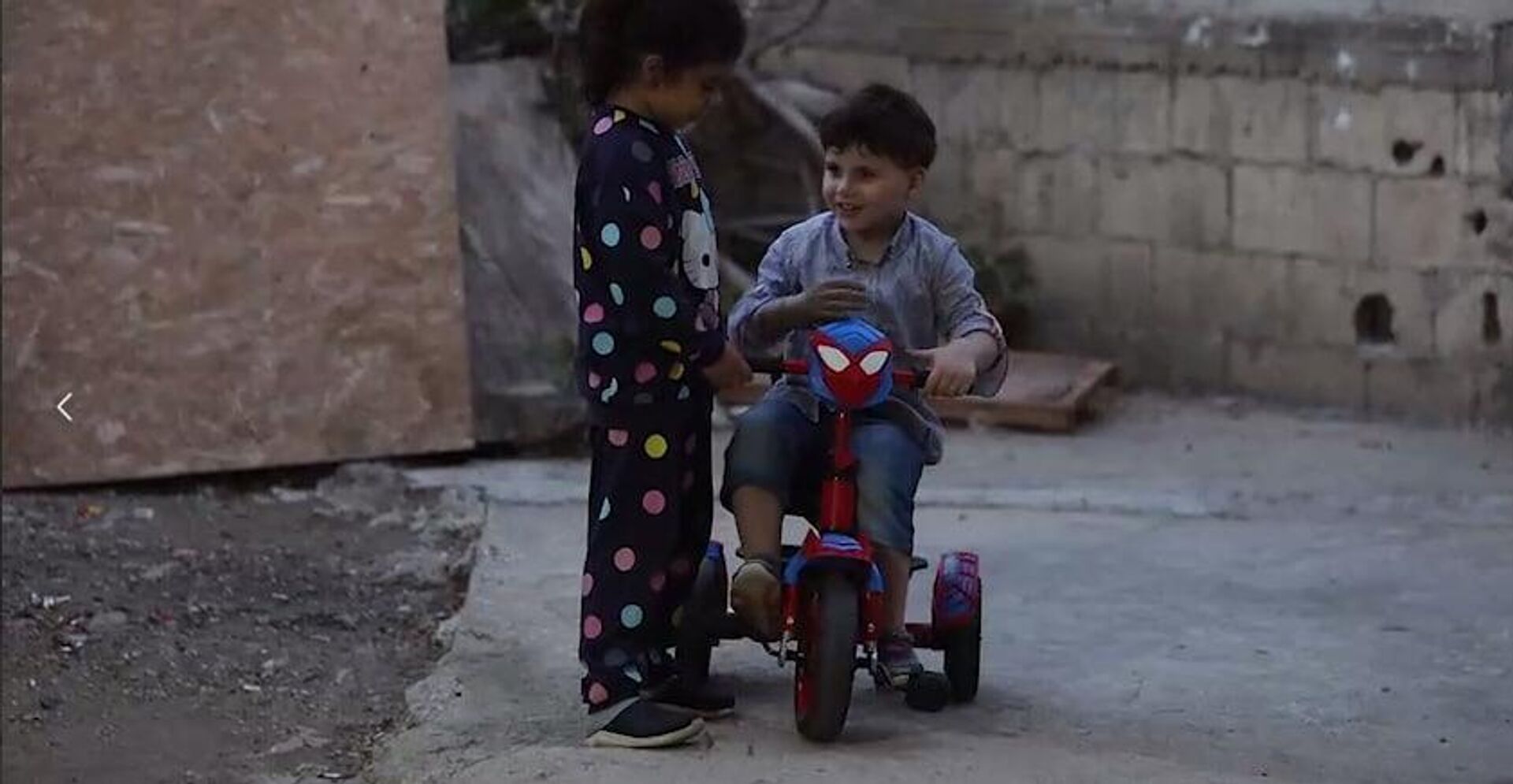 بعد خمس عشرة ساعة تحت الأنقاض... قصة نجاة الطفل علي خليفة من غارة الصرفند جنوبي لبنان بعد خمس عشرة ساعة تحت الأنقاض... قصة نجاة الطفل علي خليفة من غارة الصرفند جنوبي لبنان - سبوتنيك عربي, 1920, 30.10.2025