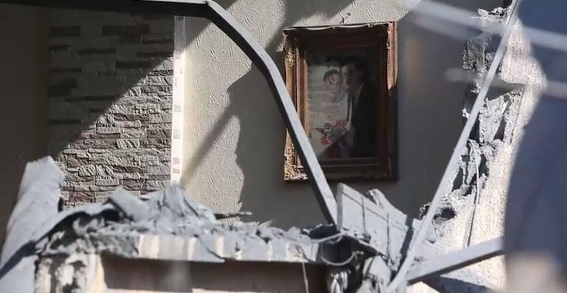 بعد خمس عشرة ساعة تحت الأنقاض... قصة نجاة الطفل علي خليفة من غارة الصرفند جنوبي لبنان بعد خمس عشرة ساعة تحت الأنقاض... قصة نجاة الطفل علي خليفة من غارة الصرفند جنوبي لبنان - سبوتنيك عربي, 1920, 30.10.2025