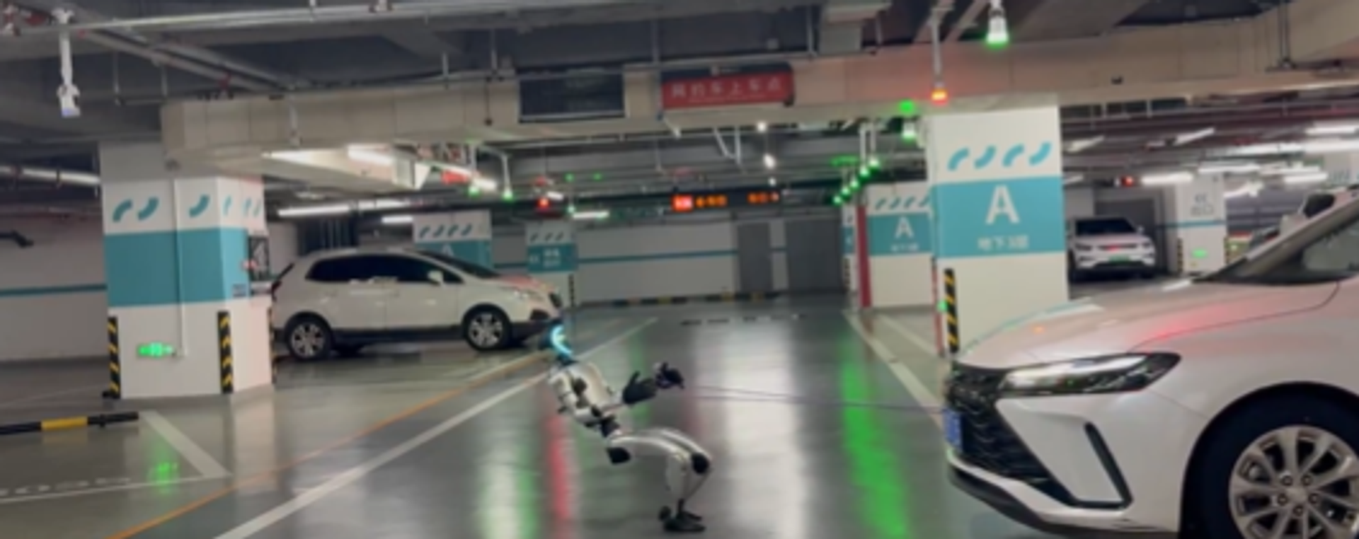 روبوت الصيني يدهش العالم بقدرته على سحب سيارة تزن 1.4 طن روبوت الصيني يدهش العالم بقدرته على سحب سيارة تزن 1.4 طن - سبوتنيك عربي, 1920, 30.10.2025