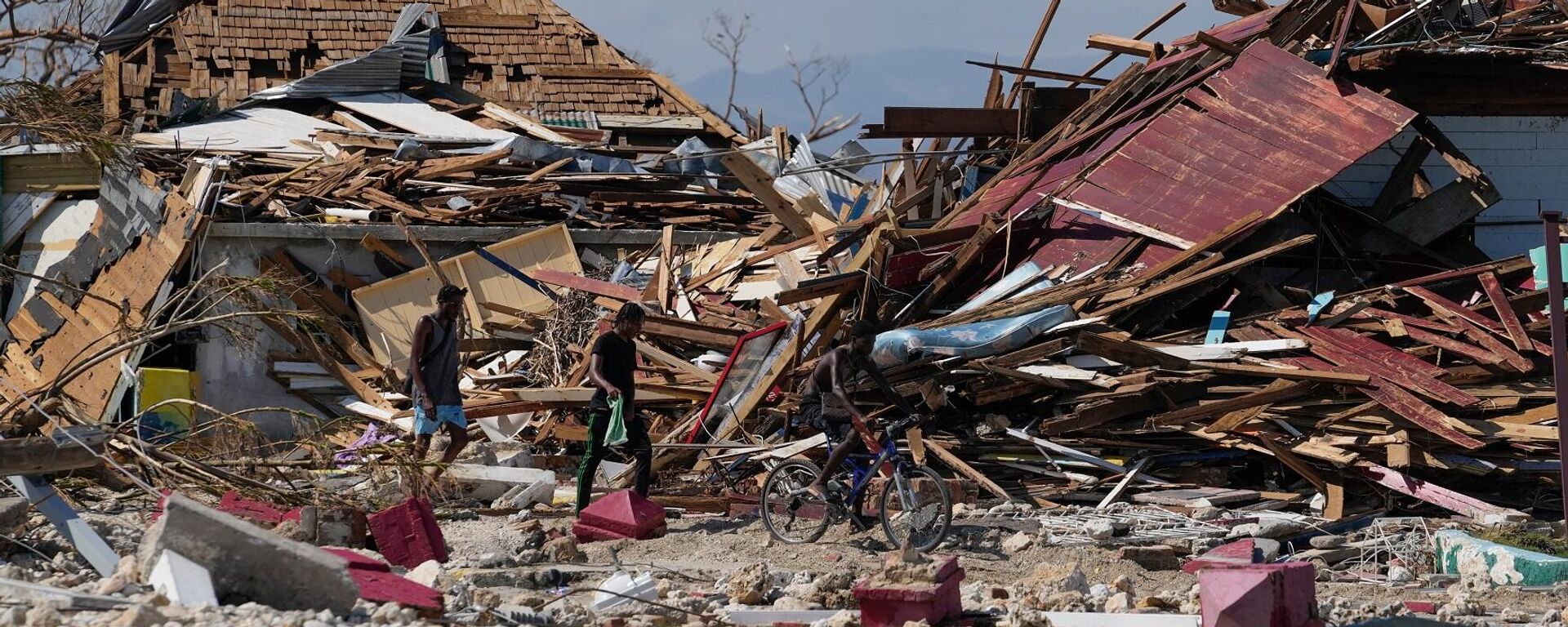 يشق السكان طريقهم عبر أكوام الحطام في أعقاب إعصار ميليسا في بلاك ريفر، جامايكا، 30 أكتوبر/ تشرين الأول 2025 - سبوتنيك عربي, 1920, 31.10.2025