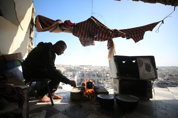 يستمر العناء اليومي للفلسطينيين الذين عادوا إلى ديارهم بعد اتفاق وقف إطلاق النار، في محاولة لبناء حياة جديدة في المدينة التي دمرتها الهجمات الإسرائيلية، في مدينة غزة. - سبوتنيك عربي