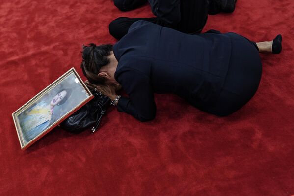 ينعى التايلانديون الملكة الأم سيريكيت في مستشفى الملك تشولالونغكورن التذكاري في بانكوك، تايلاند، في 26 أكتوبر/تشرين الأول 2025. - سبوتنيك عربي