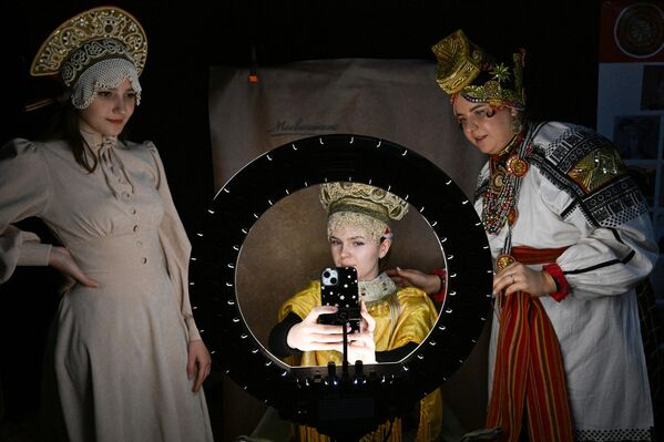 ماريا جالكينا، صانعة أغطية الرأس الروسية التقليدية، مع الزوار في مهرجان موسفينتاج في متحف موسكو. - سبوتنيك عربي