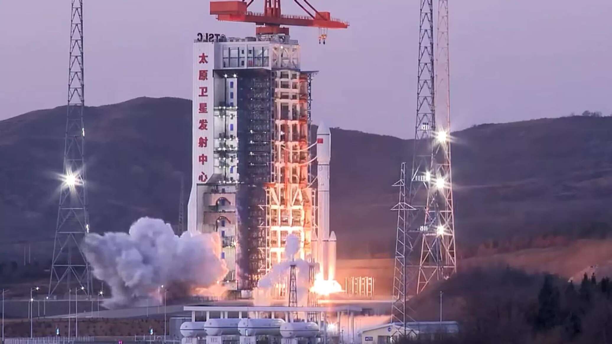 انطلاق الصاروخ "لونغ مارش 2 إف" إلى محطة الصين المدارية