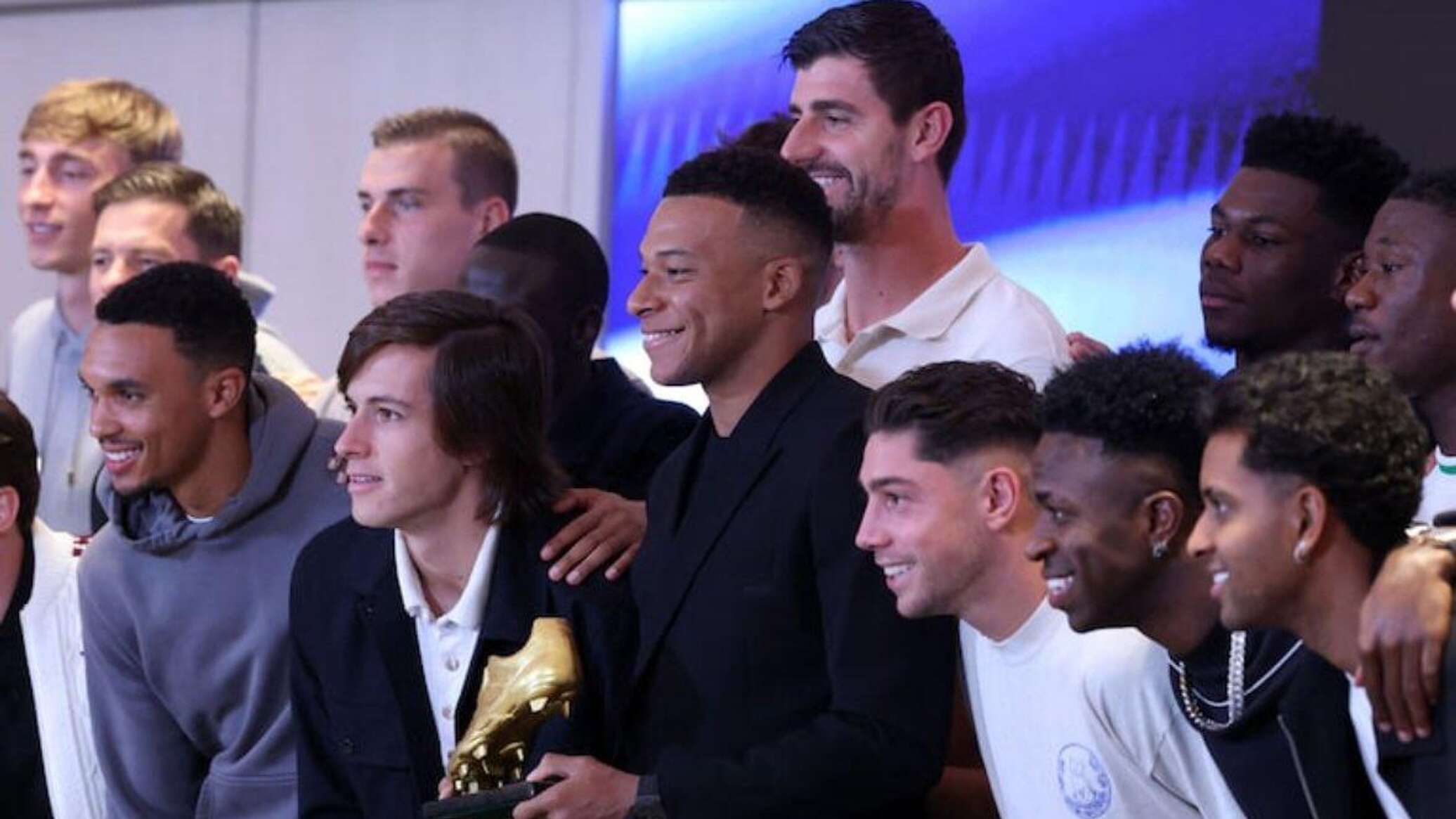 مبابي يتسلم جائزة الحذاء الذهبي لأفضل هداف في أوروبا