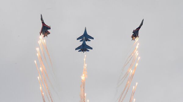 فريق الاستعراض الجوي الروسي فرسان روسيا على متن طائرة سو-35 إس خلال عرض ديناميكي للطائرات في إطار المنتدى العسكري التقني الدولي في مطار كوبينكا الروسي في المنتدى الدولي الجيش-2022 - سبوتنيك عربي