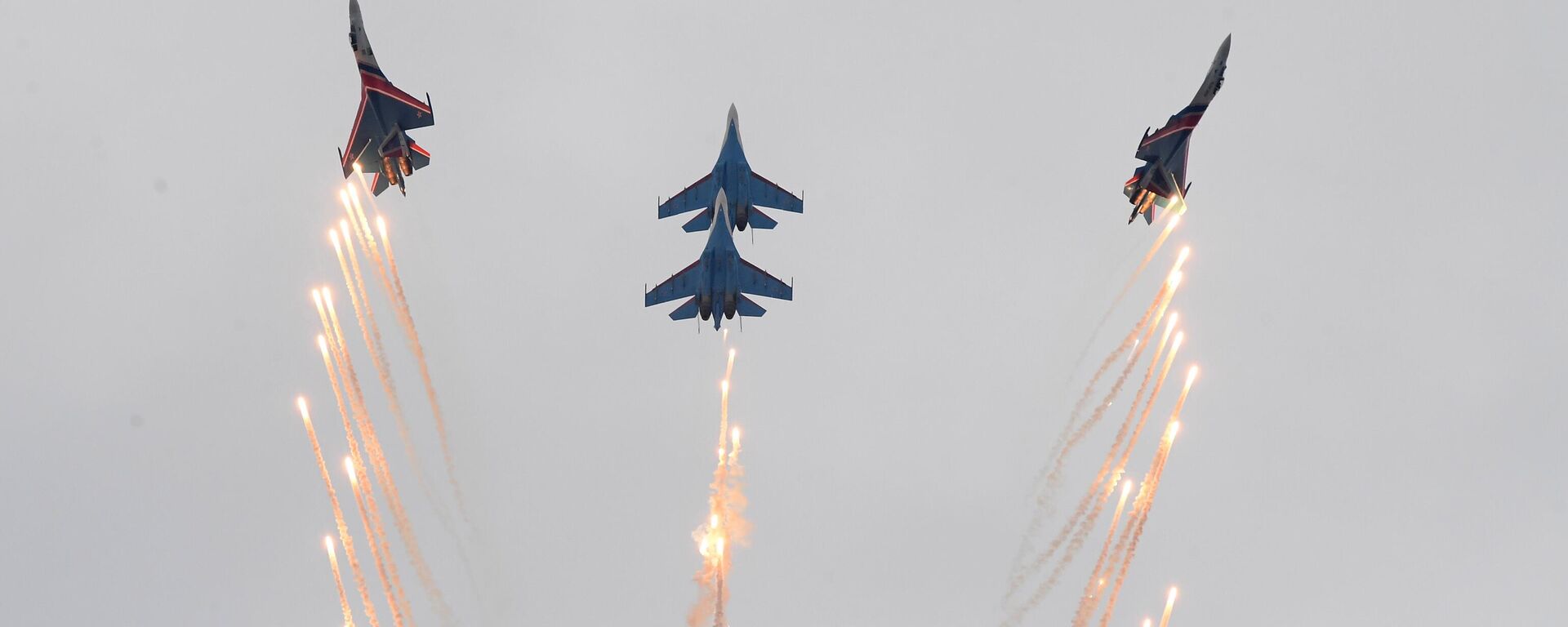 فريق الاستعراض الجوي الروسي فرسان روسيا على متن طائرة سو-35 إس خلال عرض ديناميكي للطائرات في إطار المنتدى العسكري التقني الدولي في مطار كوبينكا الروسي في المنتدى الدولي الجيش-2022 - سبوتنيك عربي, 1920, 01.11.2025