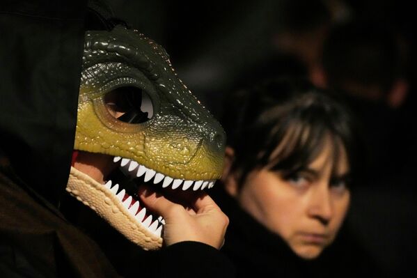 شاب يرتدي قناعًا مخيفًا أثناء مشاركته في احتفالات "الهالوين" في بولندا.  - سبوتنيك عربي