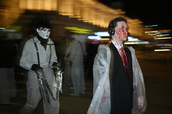 شباب يرتدون أقنعة مخيفة ويضعون صبغة حمراء بلون الدم على وجوههم خلال احتفالات "الهالوين" في أومسك. - سبوتنيك عربي
