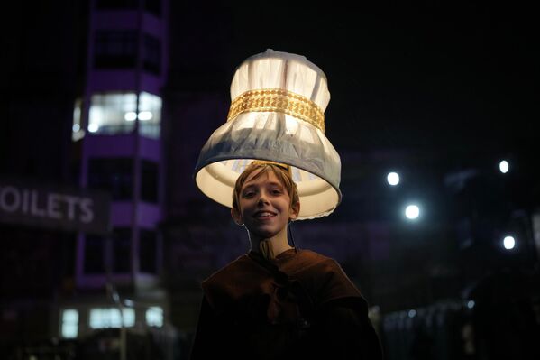 ميلو غانت يرتدي زي عاكس الضوء للاحتفال بعيد "الهالوين" في لندن. - سبوتنيك عربي