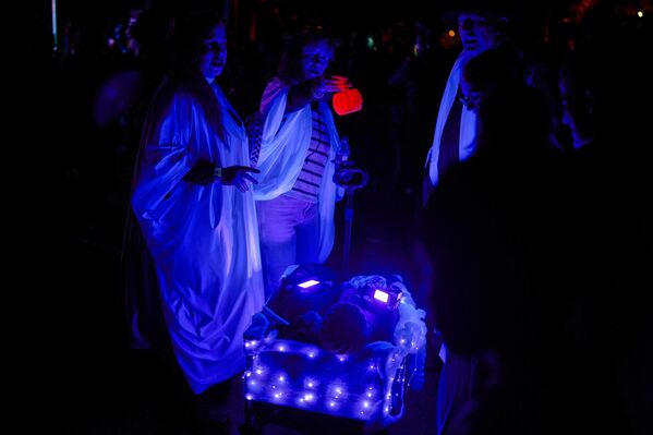 أشخاص يرتدون أزياء مخيفة يشاركون في احتفالات "الهالوين" في إسبانيا. - سبوتنيك عربي